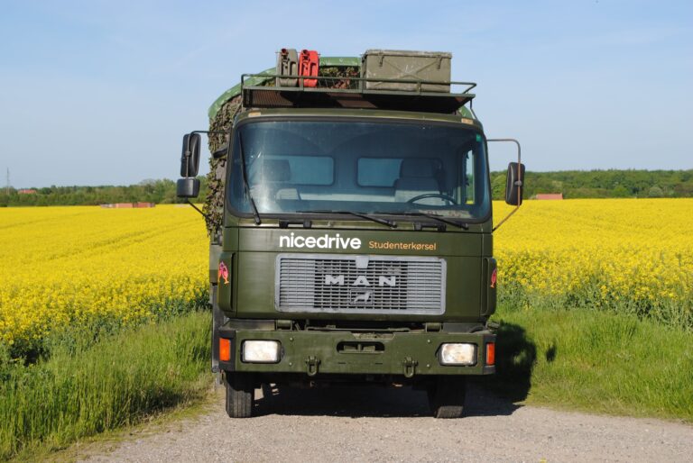 Studentervogn fra Nicedrive, model 'Partybomb', klar til studenterkørsel til en billig pris, ideel til festlig transport af studenter på en solrig dag