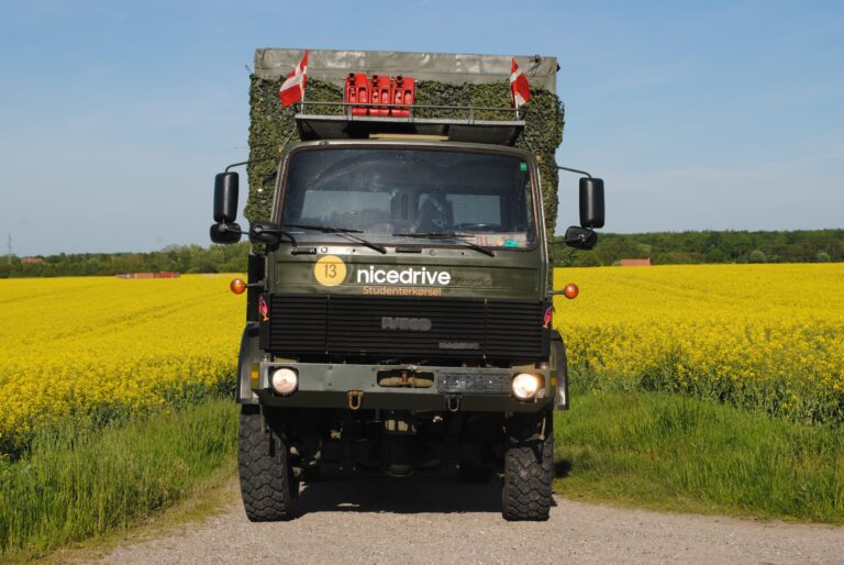 Studentervogn fra Nicedrive, model 'Monster Truck 1', klar til studenterkørsel til en billig pris, ideel til festlig transport af studenter på en solrig dag