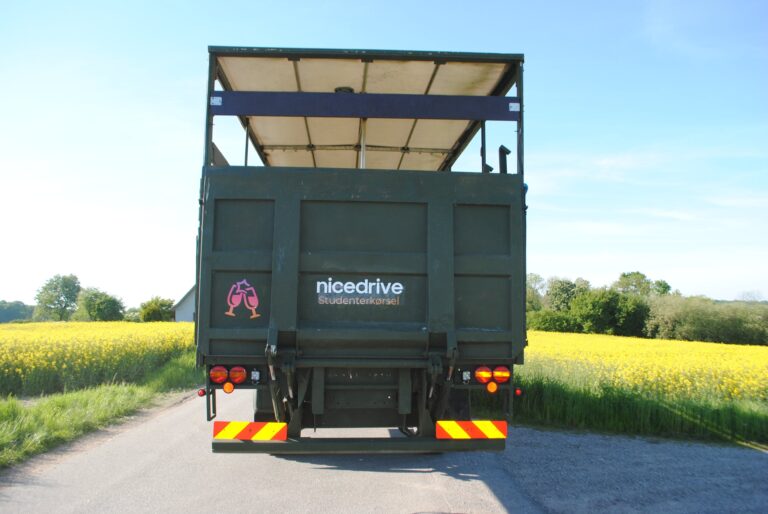 Studentervogn fra Nicedrive, model 'Monster Truck 1', klar til studenterkørsel til en billig pris, ideel til festlig transport af studenter på en solrig dag