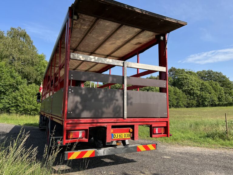 Studentervogn fra Nicedrive, model 'Powerfesten', klar til studenterkørsel til en billig pris, ideel til festlig transport af studenter på en solrig dag