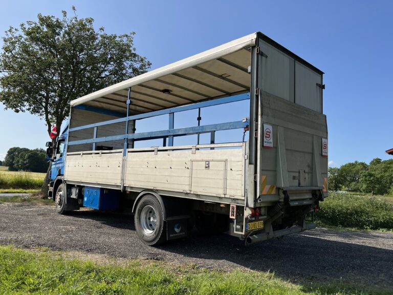 Studentervogn fra Nicedrive, model 'Energizer', klar til studenterkørsel til en billig pris, ideel til festlig transport af studenter på en solrig dag