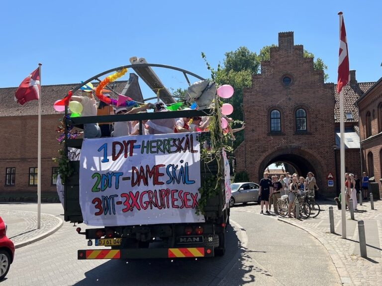 Festlig Nicedrive studentervogn, model 'Partybomb', fyldt med glade studenter til studenterkørsel, tilgængelig til en billig pris