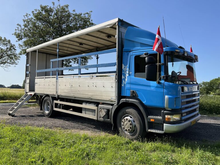 Studentervogn fra Nicedrive, model 'Energizer', klar til studenterkørsel til en billig pris, ideel til festlig transport af studenter på en solrig dag