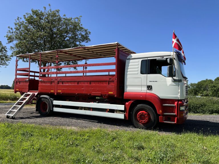 Studentervogn fra Nicedrive, model 'Ølvognen', klar til studenterkørsel til en billig pris, ideel til festlig transport af studenter på en solrig dag