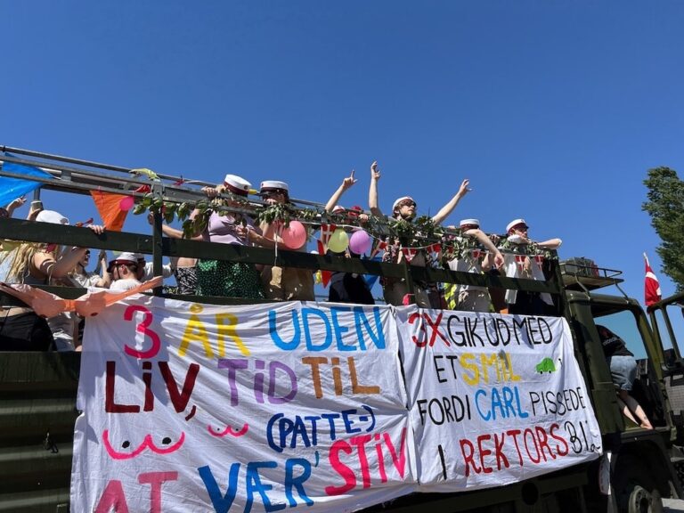 Festlig Nicedrive studentervogn, model 'Partybomb', fyldt med glade studenter til studenterkørsel, tilgængelig til en billig pris