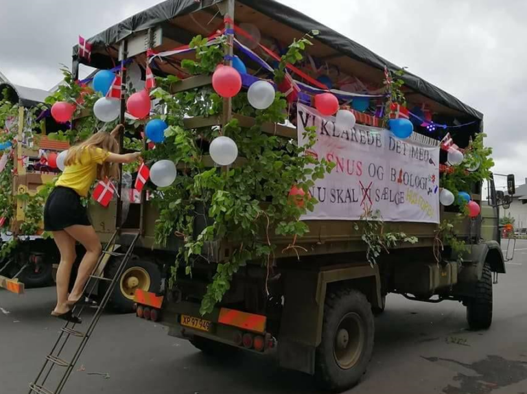 Festlig Nicedrive studentervogn, model 'Monster Truck 2', fyldt med glade studenter til studenterkørsel, tilgængelig til en billig pris