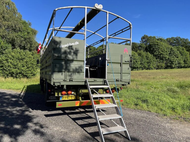 Studenterbilen 'Party Non-Stop', smukt dekoreret med farverige bannere og festlig pynt, der symboliserer fejringen af de glade studenter. Billederne viser begejstrede studenter i bilen, der spreder feststemning under deres køretur gennem byenStudenterbilen 'Party Non-Stop', smukt dekoreret med farverige bannere og festlig pynt, der symboliserer fejringen af de glade studenter. Billederne viser begejstrede studenter i bilen, der spreder feststemning under deres køretur gennem byen