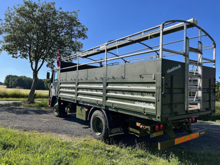 Studenterbilen 'Party Non-Stop', smukt dekoreret med farverige bannere og festlig pynt, der symboliserer fejringen af de glade studenter. Billederne viser begejstrede studenter i bilen, der spreder feststemning under deres køretur gennem byen