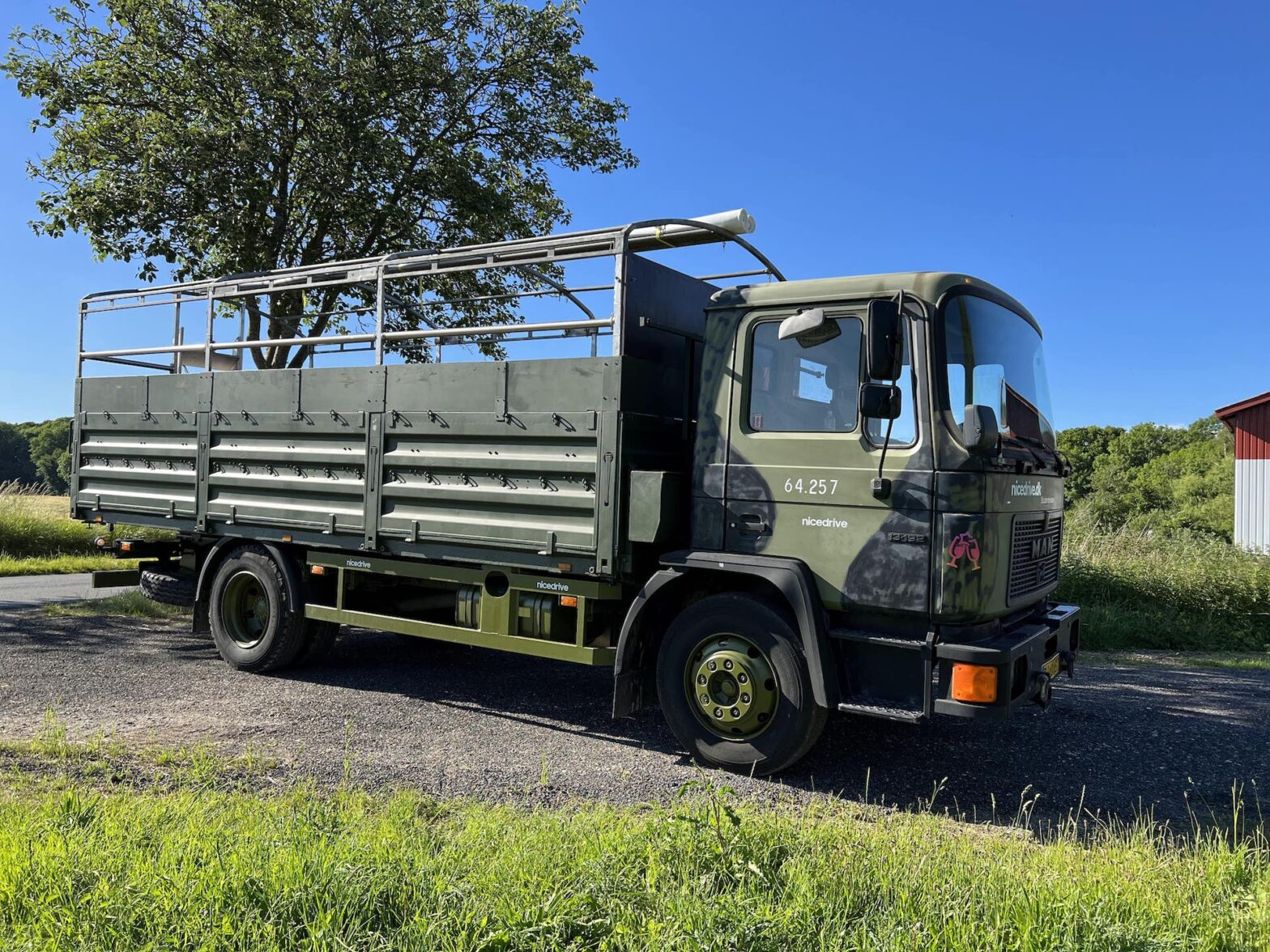 Studenterbilen 'Party Non-Stop', smukt dekoreret med farverige bannere og festlig pynt, der symboliserer fejringen af de glade studenter. Billederne viser begejstrede studenter i bilen, der spreder feststemning under deres køretur gennem byen