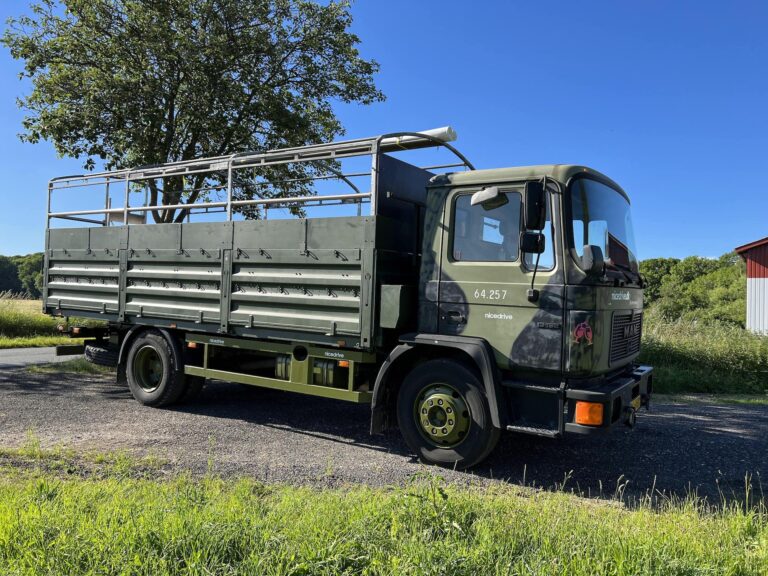 Studenterbilen 'Party Non-Stop', smukt dekoreret med farverige bannere og festlig pynt, der symboliserer fejringen af de glade studenter. Billederne viser begejstrede studenter i bilen, der spreder feststemning under deres køretur gennem byen