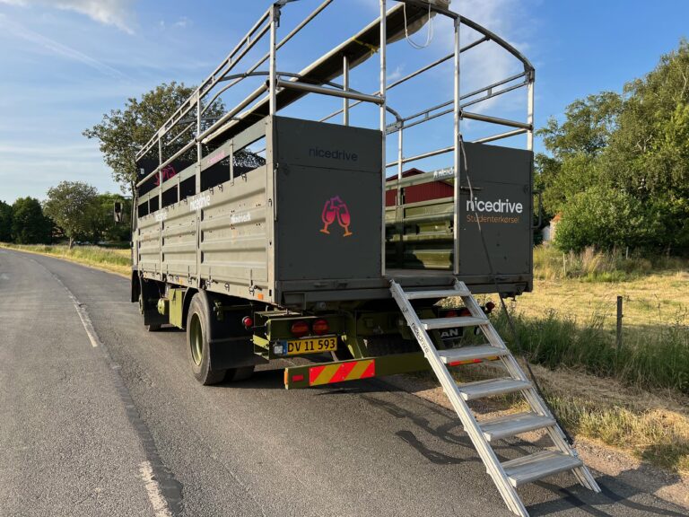 Studentervogn fra Nicedrive, model 'Energibomben', klar til studenterkørsel til en billig pris, ideel til festlig transport af studenter på en solrig dag