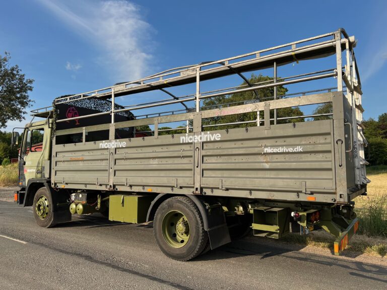 Studentervogn fra Nicedrive, model 'Energibomben', klar til studenterkørsel til en billig pris, ideel til festlig transport af studenter på en solrig dag