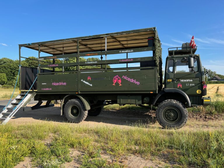 Studentervogn fra Nicedrive, model 'Monster Truck 1', klar til studenterkørsel til en billig pris, ideel til festlig transport af studenter på en solrig dag