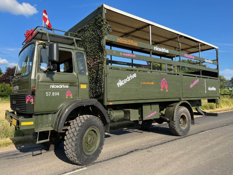 Studentervogn fra Nicedrive, model 'Monster Truck 1', klar til studenterkørsel til en billig pris, ideel til festlig transport af studenter på en solrig dag