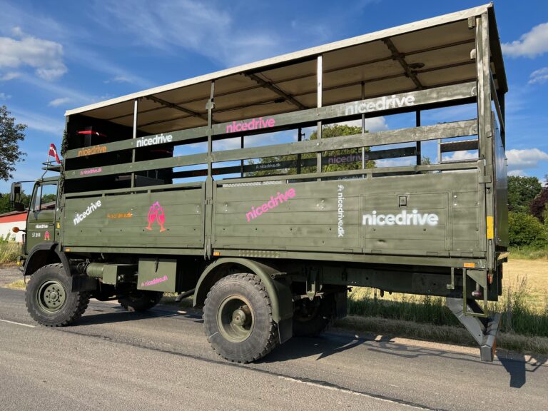 Studentervogn fra Nicedrive, model 'Monster Truck 1', klar til studenterkørsel til en billig pris, ideel til festlig transport af studenter på en solrig dag