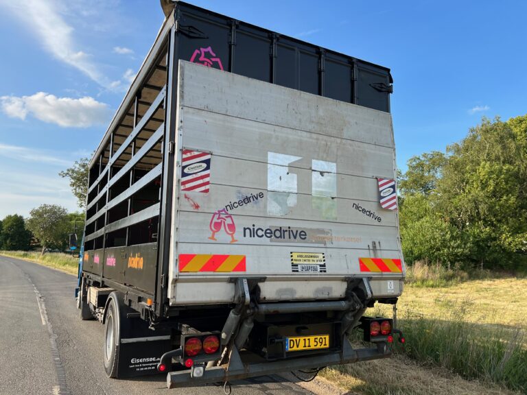 Studentervogn fra Nicedrive, model 'Druk Dynamoen', klar til studenterkørsel til en billig pris, ideel til festlig transport af studenter på en solrig dag