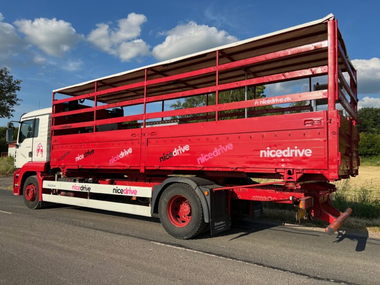 Studentervogn fra Nicedrive, model 'Drukmåsen', klar til studenterkørsel til en billig pris, ideel til festlig transport af studenter på en solrig dag