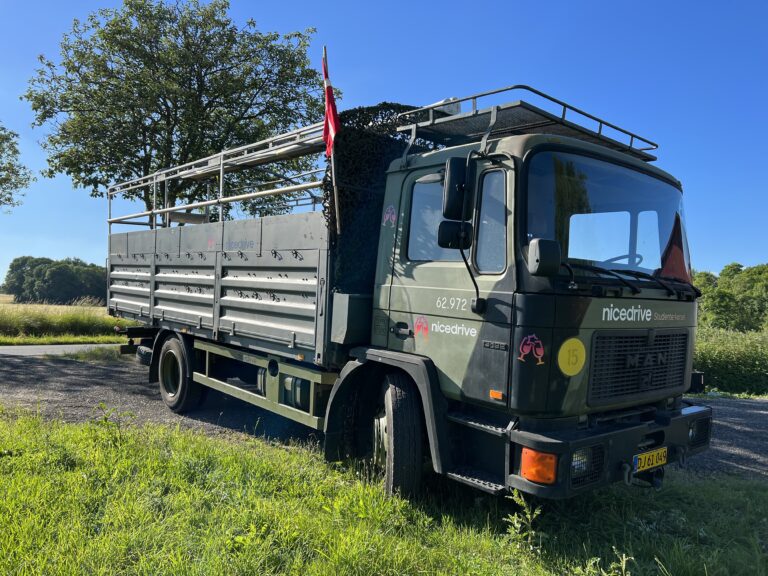 Studentervogn fra Nicedrive, model 'Energibomben', klar til studenterkørsel til en billig pris, ideel til festlig transport af studenter på en solrig dag