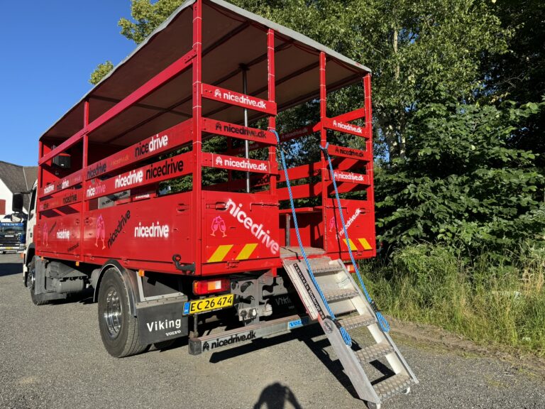 Studentervogn fra Nicedrive, model 'Flæk Floor', klar til studenterkørsel til en billig pris, ideel til festlig transport af studenter på en solrig dag