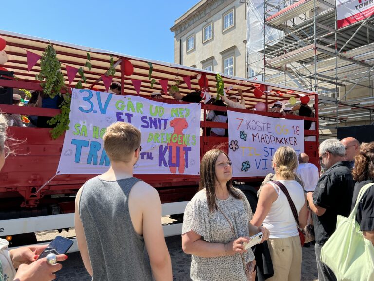 Festlig Nicedrive studentervogn, model 'Flæk Floor', fyldt med glade studenter til studenterkørsel, tilgængelig til en billig pris