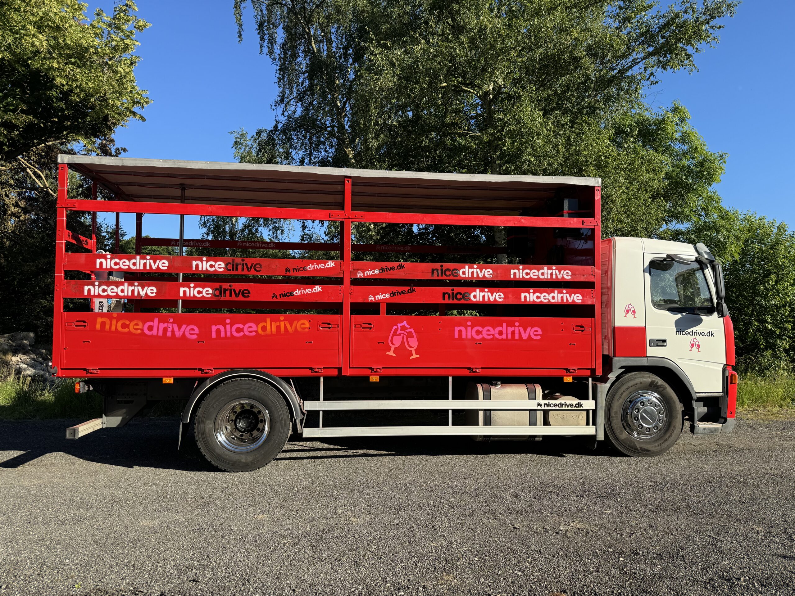 Studentervogn fra Nicedrive, model 'Flæk Floor', klar til studenterkørsel til en billig pris, ideel til festlig transport af studenter på en solrig dag