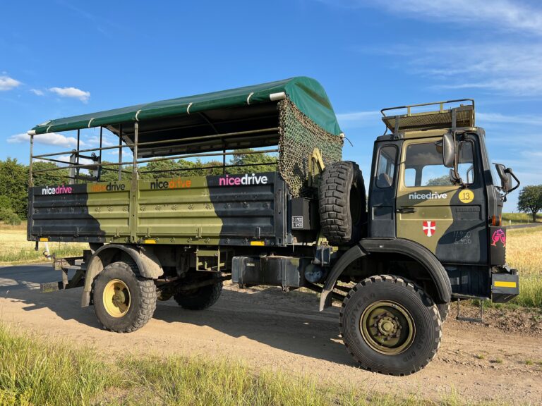 Studentervogn fra Nicedrive, model 'Monster Truck 2', klar til studenterkørsel til en billig pris, ideel til festlig transport af studenter på en solrig dag