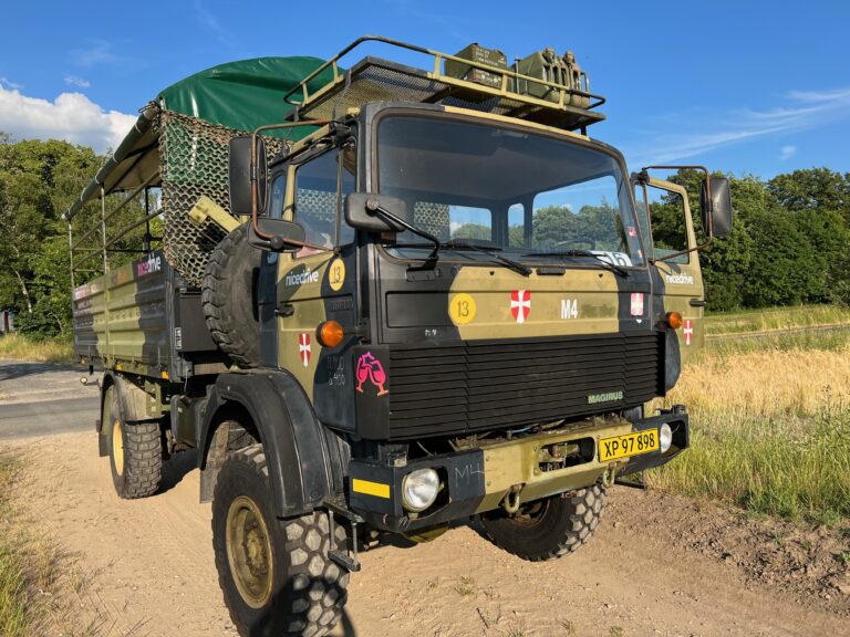 Studentervogn fra Nicedrive, model 'Monster Truck 2', klar til studenterkørsel til en billig pris, ideel til festlig transport af studenter på en solrig dag