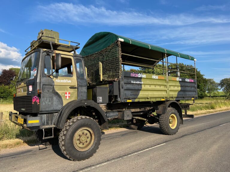 Studentervogn fra Nicedrive, model 'Monster Truck 2', klar til studenterkørsel til en billig pris, ideel til festlig transport af studenter på en solrig dag