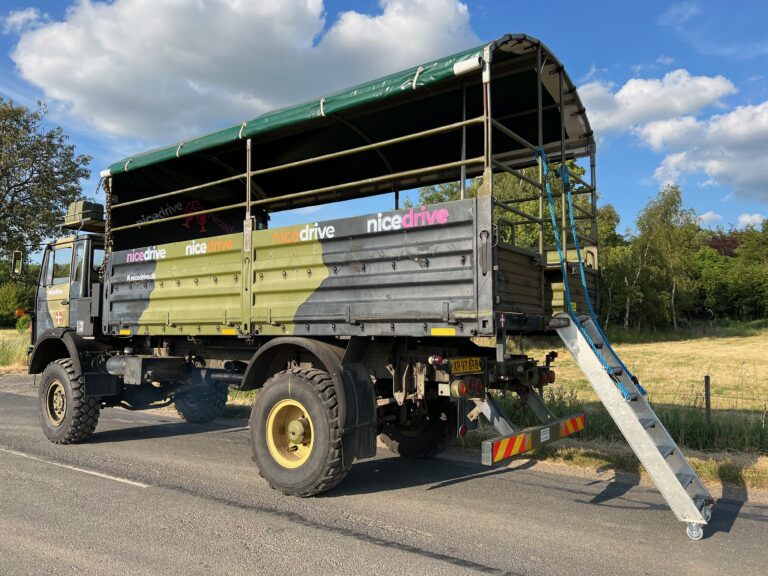 Studentervogn fra Nicedrive, model 'Monster Truck 2', klar til studenterkørsel til en billig pris, ideel til festlig transport af studenter på en solrig dag