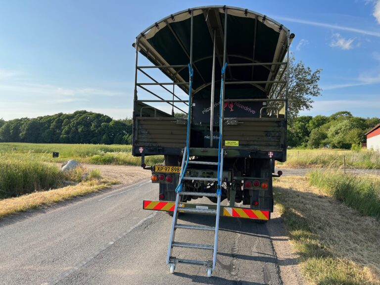 Studentervogn fra Nicedrive, model 'Monster Truck 2', klar til studenterkørsel til en billig pris, ideel til festlig transport af studenter på en solrig dag