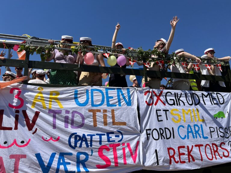 Festlig Nicedrive studentervogn, model 'Monster Truck 2', fyldt med glade studenter til studenterkørsel, tilgængelig til en billig pris