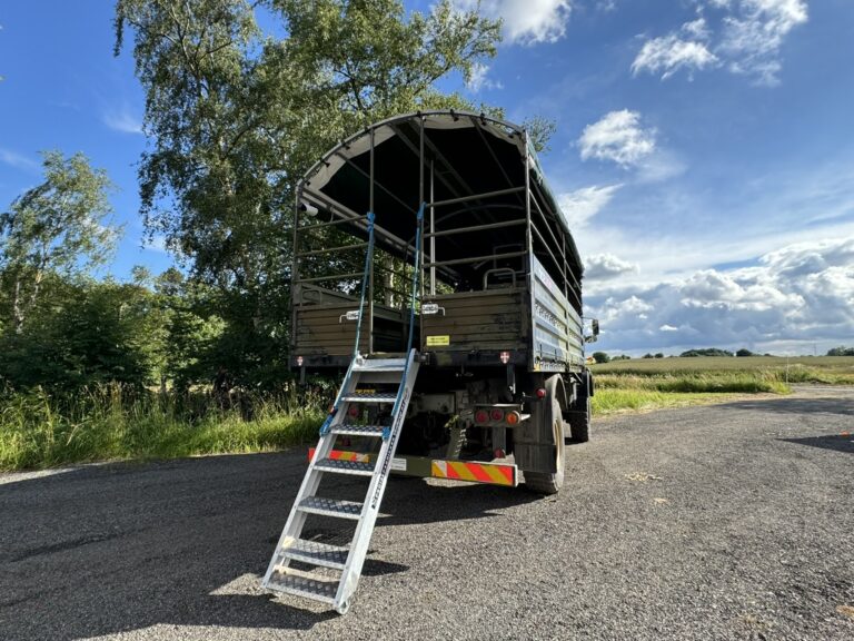 Studentervogn fra Nicedrive, model 'Monster Truck 2', klar til studenterkørsel til en billig pris, ideel til festlig transport af studenter på en solrig dag