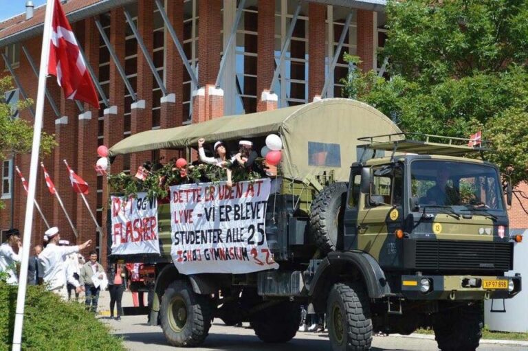 Festlig Nicedrive studentervogn, model 'Monster Truck 2', fyldt med glade studenter til studenterkørsel, tilgængelig til en billig pris