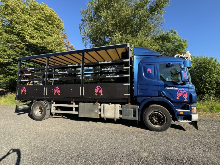 Studentervogn fra Nicedrive, model 'Party Piraten', klar til studenterkørsel til en billig pris, ideel til festlig transport af studenter på en solrig dag