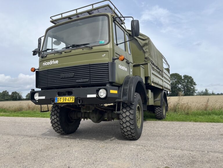 Studentervogn fra Nicedrive, model 'Turbo Tulle, Birgitte Bacardi, Brandvarme Brian, Danse Dimsen, Ellevilde Ejgil, Iskolde Ida, Jill'icious Jill, Milli-Maria', klar til studenterkørsel til en billig pris, ideel til festlig transport af studenter på en solrig dag