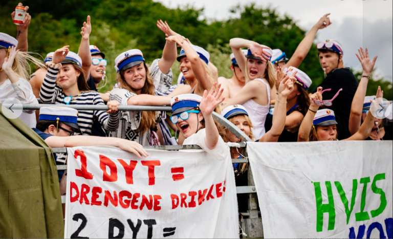 Festlig Nicedrive studentervogn, model 'Turbo Tulle, Birgitte Bacardi, Brandvarme Brian, Danse Dimsen, Ellevilde Ejgil, Iskolde Ida, Jill'icious Jill, Milli-Maria', fyldt med glade studenter til studenterkørsel, tilgængelig til en billig pris