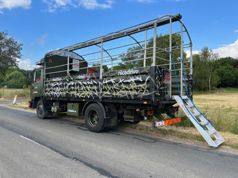 Studentervogn fra Nicedrive, model 'Party Uartig', klar til studenterkørsel til en billig pris, ideel til festlig transport af studenter på en solrig dag