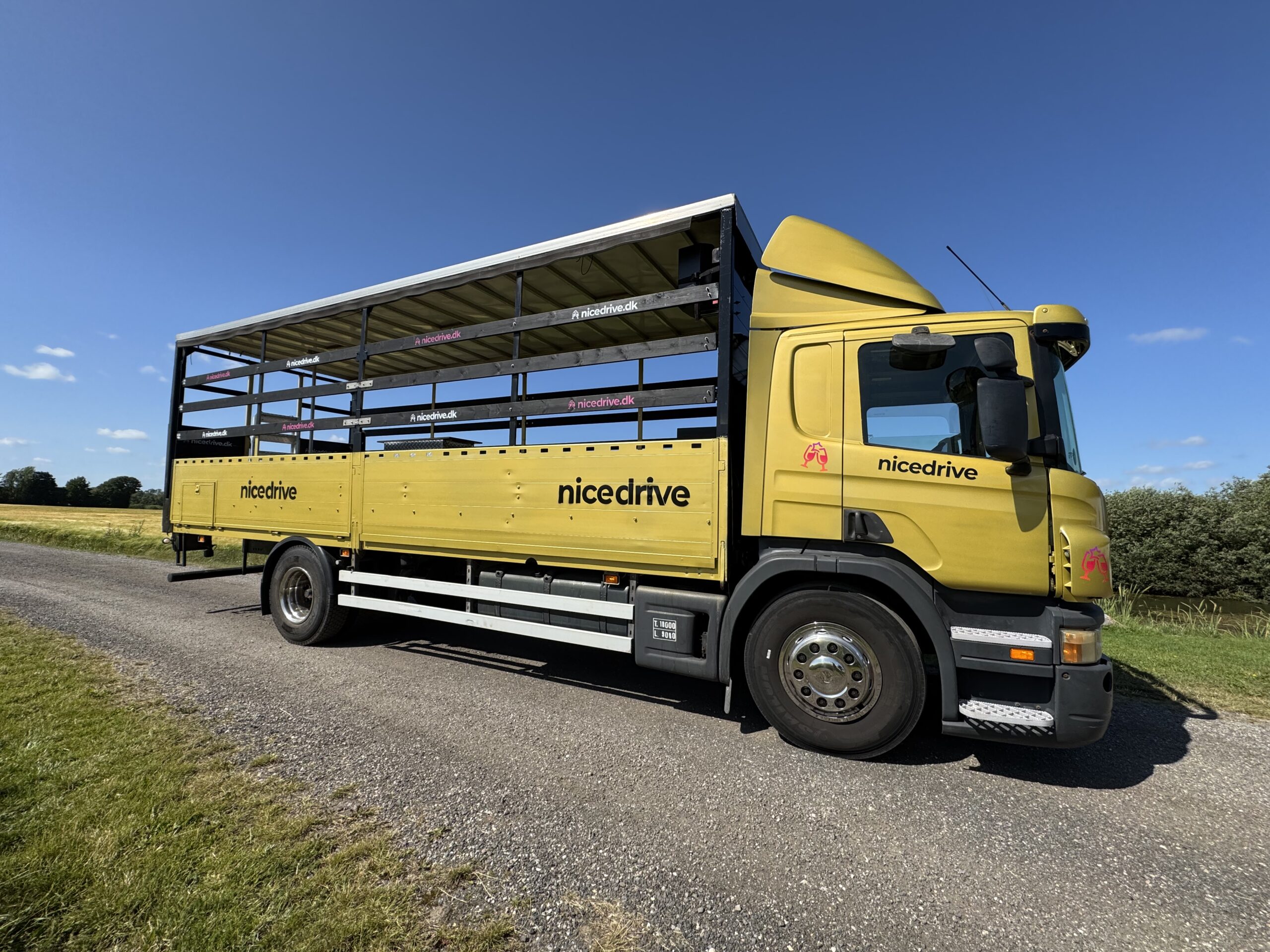 Studentervogn fra Nicedrive, model ‘Gold Digger’, klar til studenterkørsel til en billig pris, ideel til festlig transport af studenter på en solrig dag