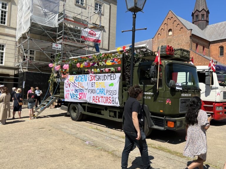 Festlig Nicedrive studentervogn, model ‘Stripperstangen’, fyldt med glade studenter til studenterkørsel, tilgængelig til en billig pris