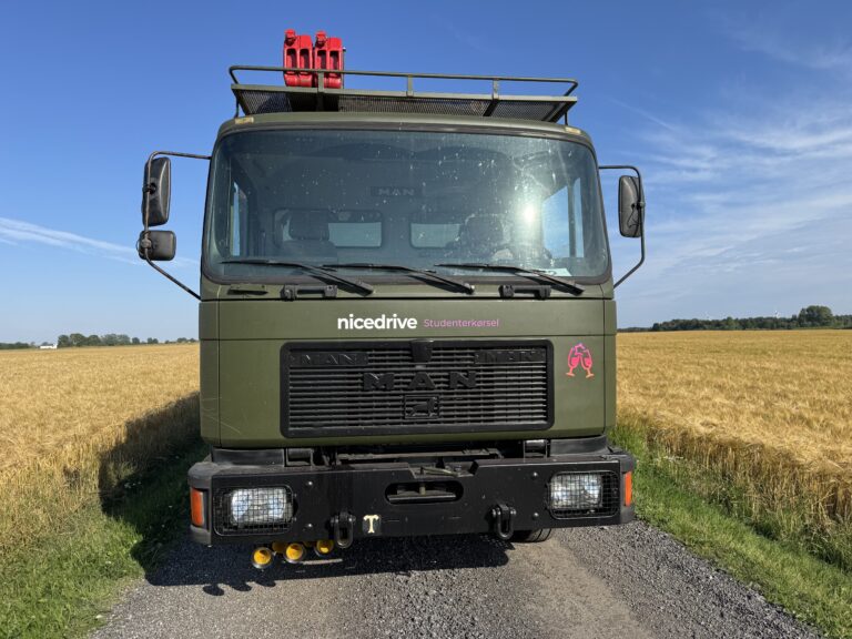 Studentervogn fra Nicedrive, model ‘Stripperstangen’, klar til studenterkørsel til en billig pris, ideel til festlig transport af studenter på en solrig dag