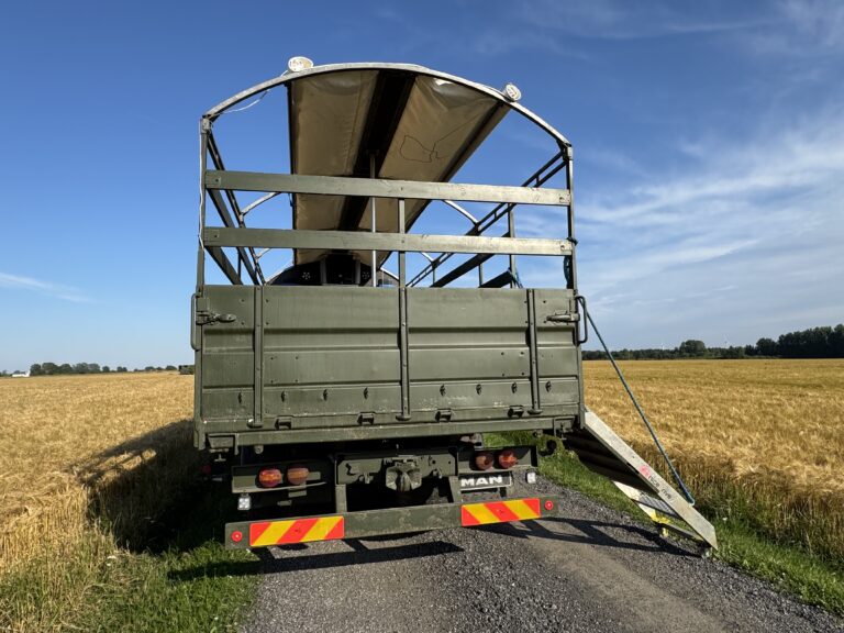 Studentervogn fra Nicedrive, model ‘Stripperstangen’, klar til studenterkørsel til en billig pris, ideel til festlig transport af studenter på en solrig dag