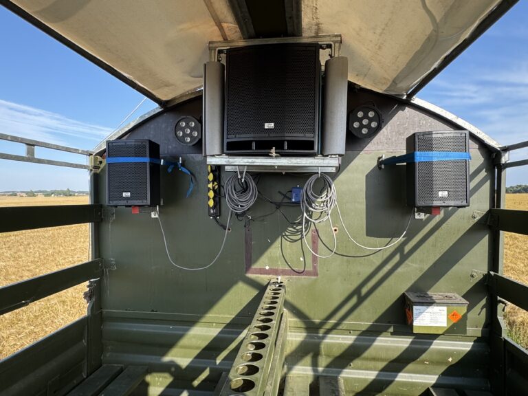 Indvendig visning af Nicedrive studentervogn, model ‘Stripperstangen’, til studenterkørsel, siddepladser, kopholder, discolys og musikanlæg, tilgængelig til en billig pris