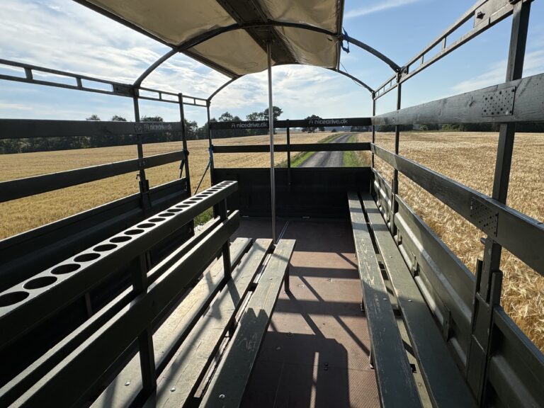 Indvendig visning af Nicedrive studentervogn, model ‘Stripperstangen’, til studenterkørsel, siddepladser, kopholder, discolys og musikanlæg, tilgængelig til en billig pris