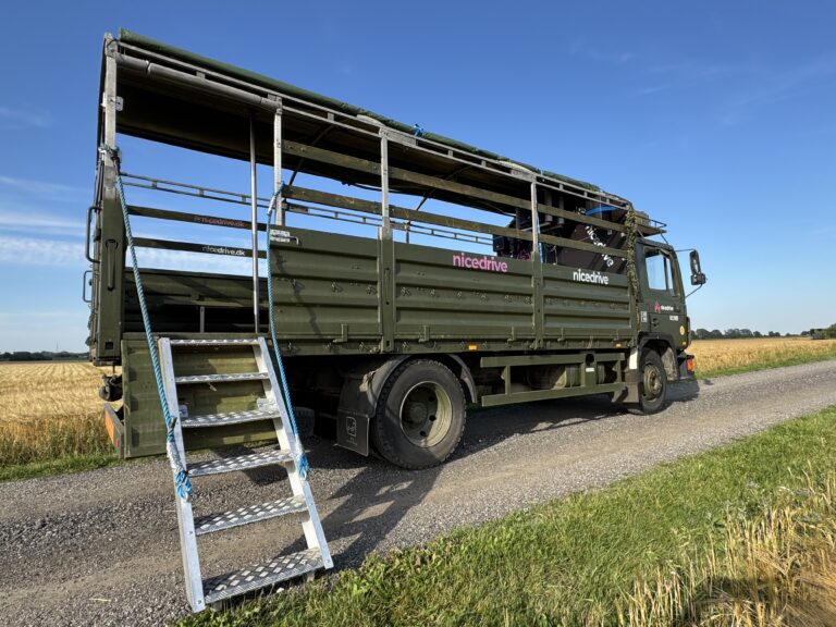 Studentervogn fra Nicedrive, model ‘Young Party’, klar til studenterkørsel til en billig pris, ideel til festlig transport af studenter på en solrig dag