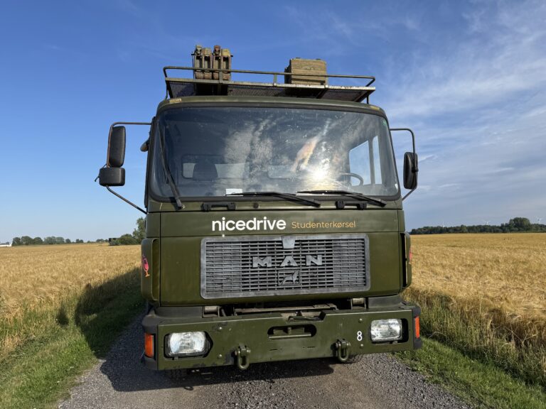 Studentervogn fra Nicedrive, model ‘Young Party’, klar til studenterkørsel til en billig pris, ideel til festlig transport af studenter på en solrig dag