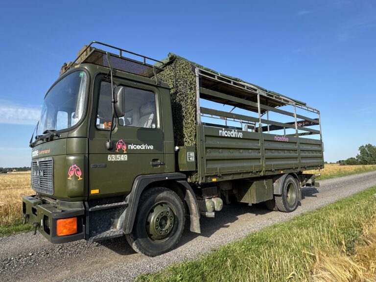 Studentervogn fra Nicedrive, model ‘Young Party’, klar til studenterkørsel til en billig pris, ideel til festlig transport af studenter på en solrig dag