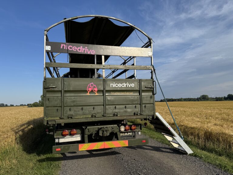 Studentervogn fra Nicedrive, model ‘Young Party’, klar til studenterkørsel til en billig pris, ideel til festlig transport af studenter på en solrig dag