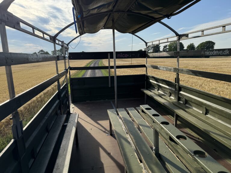 Indvendig visning af Nicedrive studentervogn, model ‘Young Party’, til studenterkørsel, siddepladser, kopholder, discolys og musikanlæg, tilgængelig til en billig pris