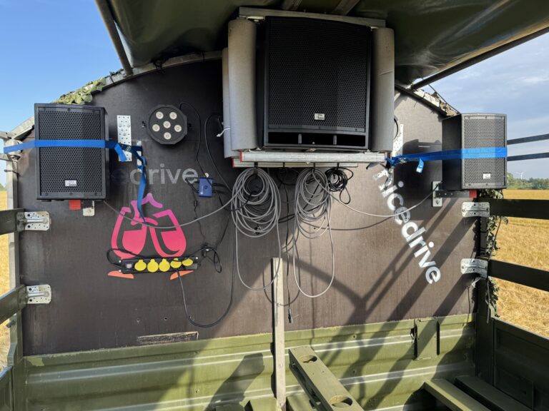 Indvendig visning af Nicedrive studentervogn, model ‘Young Party’, til studenterkørsel, siddepladser, kopholder, discolys og musikanlæg, tilgængelig til en billig pris