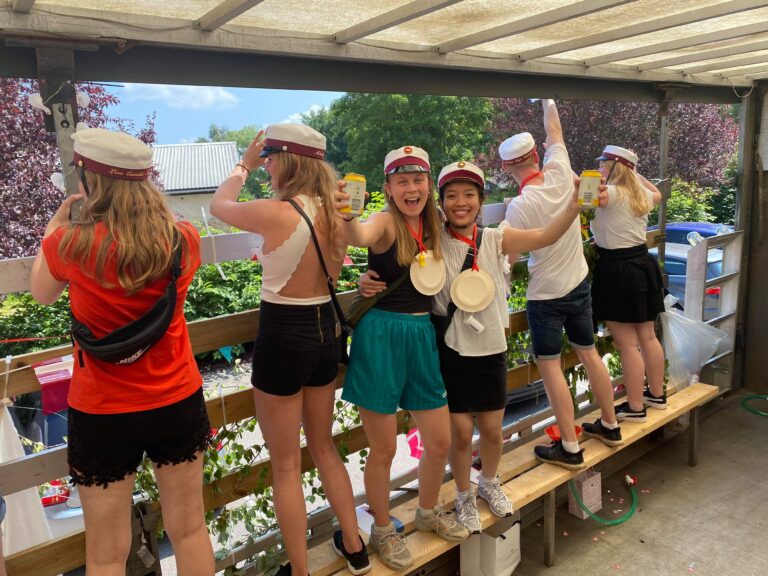 Festlig Nicedrive studentervogn, model ‘Energizer’, fyldt med glade studenter til studenterkørsel, tilgængelig til en billig pris